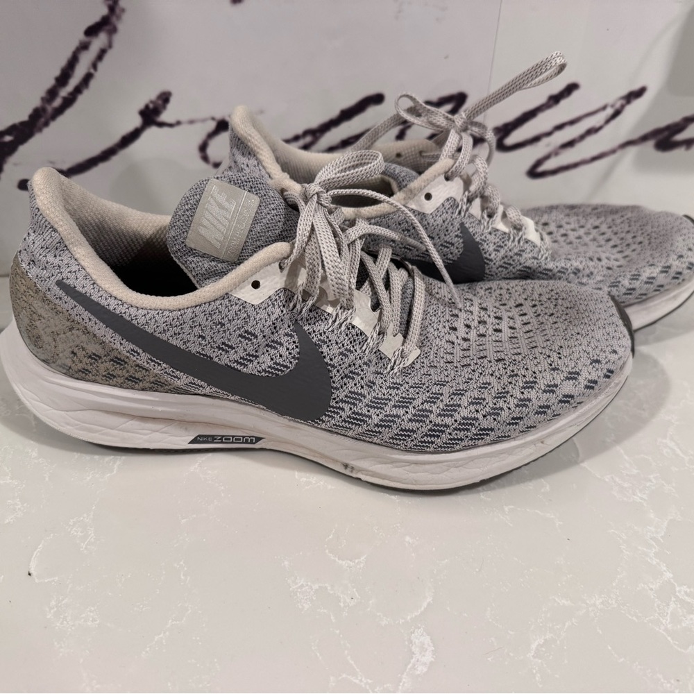 NIKE ZOOM PEGASUS 35 size 8.5 running shoe Gray & white Lots of life left